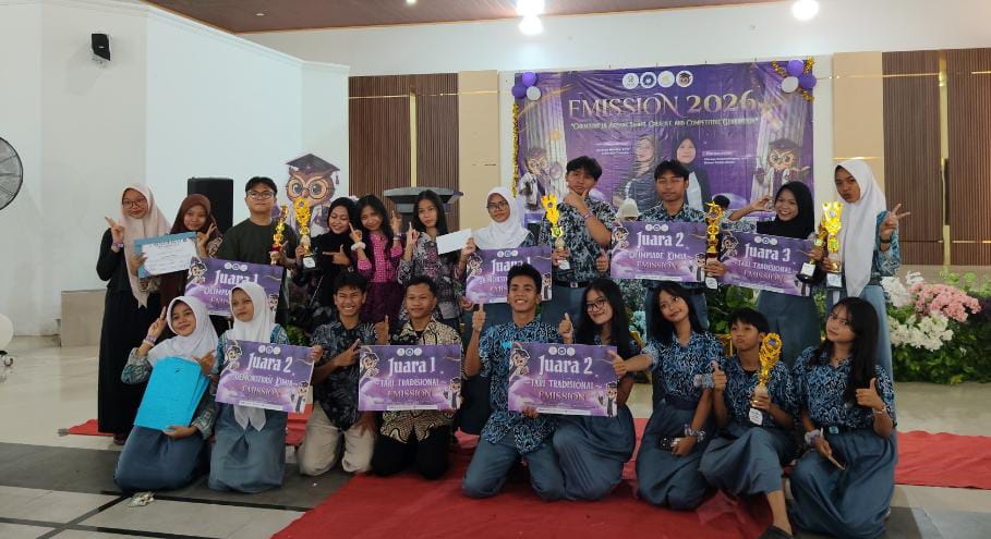 Neysa Thalita Dzakira Raih Juara 2 Esai Nasional EMISSION 2026 di UIN Siber